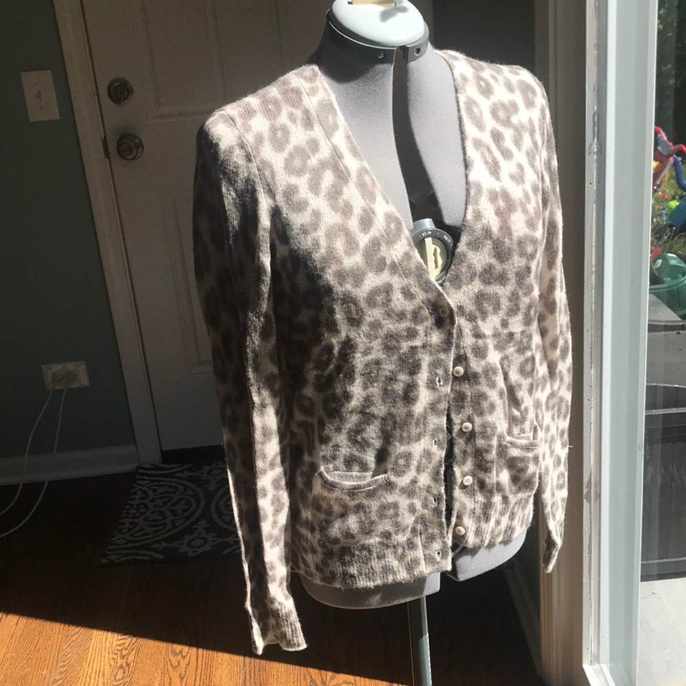 Banana Republic lightweight leopard print sweater
